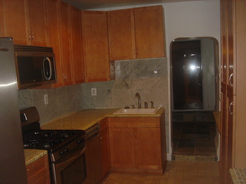 Building Photo - 2538 Foster Ave