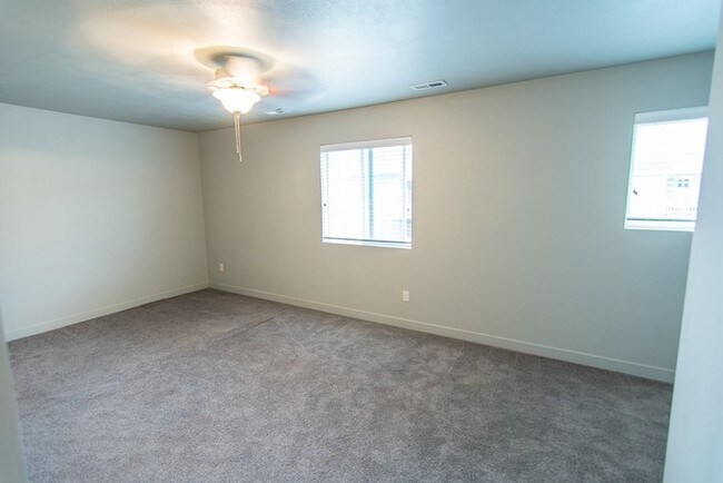 Building Photo - Amazing Townhome in Edgewater Community