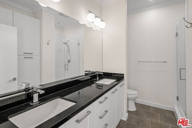 Building Photo - 585 N Rossmore Ave