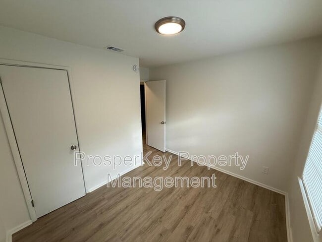 Building Photo - 3127 Latona Dr SW