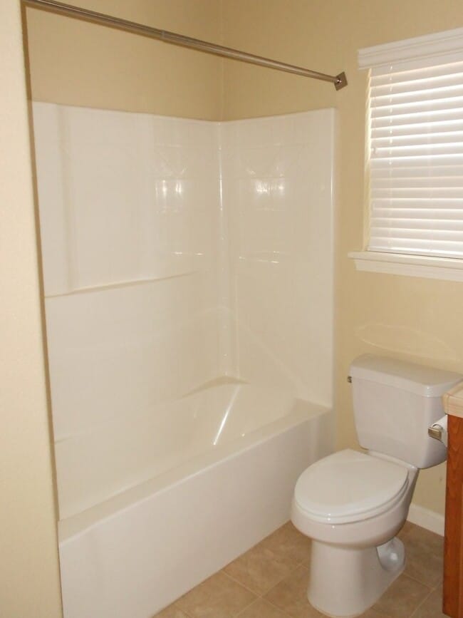 Building Photo - Lovely Yuba City Home Close to Schools and Attractions