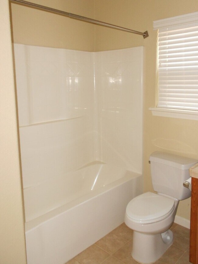 Building Photo - Lovely Yuba City Home Close to Schools and...