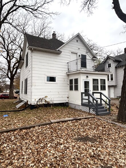 Building Photo - 814 6th Ave S