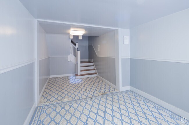 Lobby 208 - 200 N Kenneth Ave