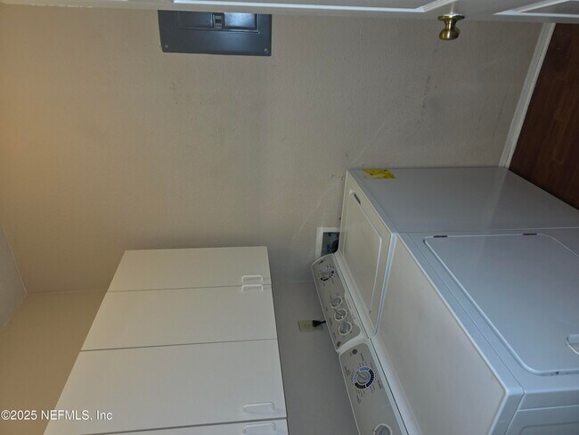 Building Photo - 13810 Sutton Park Dr N