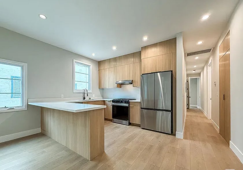 Building Photo - 150 N Arnaz Dr