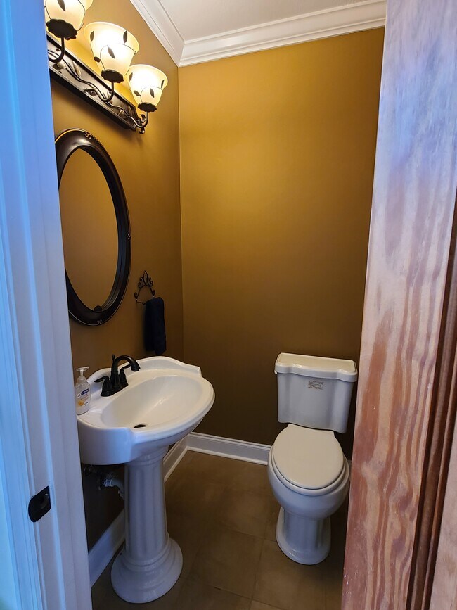 Building Photo - 195 Tennis Ranch Rd