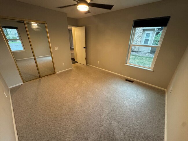 Building Photo - Aurora Townhome Right on the Golf Course