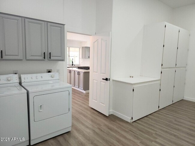 Building Photo - 8449 W Rockwood Dr