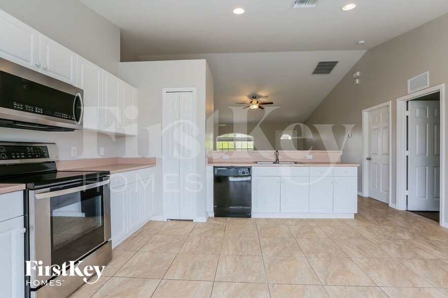 Building Photo - 215 Mossrosse St
