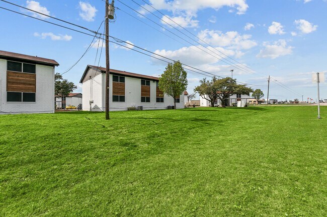 Building Photo - Your Charming 2/1 Apartment in Waxahachie Awaits - Perfect for a Small Family or Remote Worker! A...