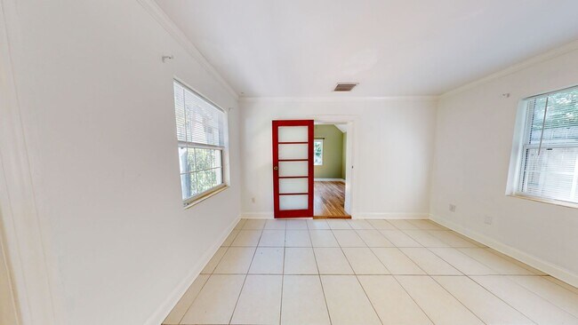 Building Photo - One bedroom, one bath beautiful home near Crescent Lake- move in now- 1/2 off first month rent an...