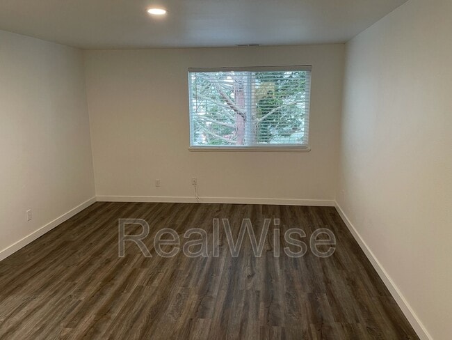 Building Photo - 4292 Meadowbrook Ct NE