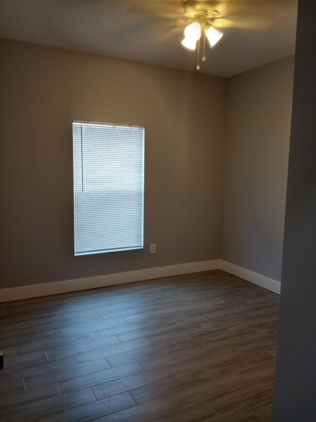 Building Photo - Emerick 205