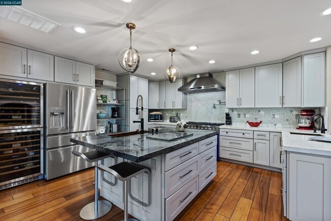 Building Photo - 10 Jolie Ln