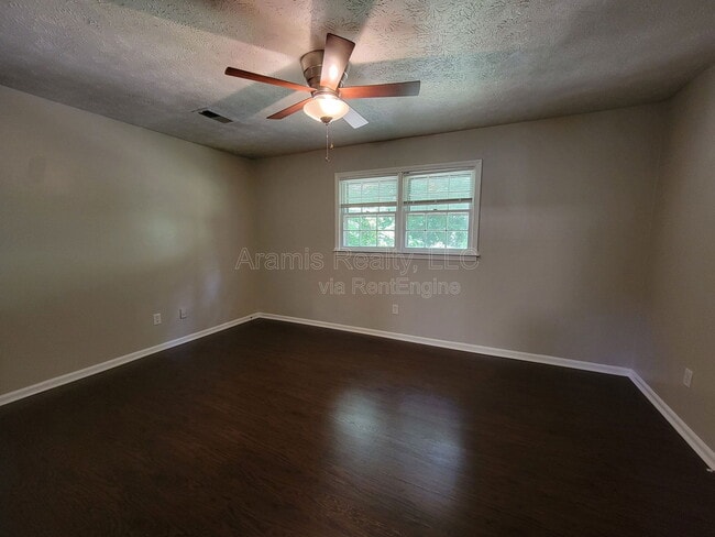 Building Photo - 2506 Windmere Dr NW