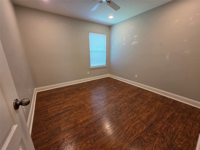 Building Photo - 395 Livingstone Ln