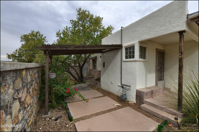 Building Photo - 1100 Kelly Way