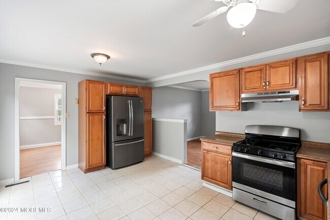 Building Photo - 394 Applegate Ave