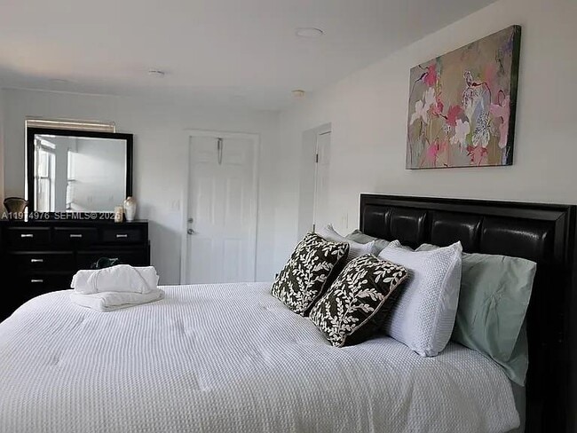 Building Photo - 1649 NE 8th Ave