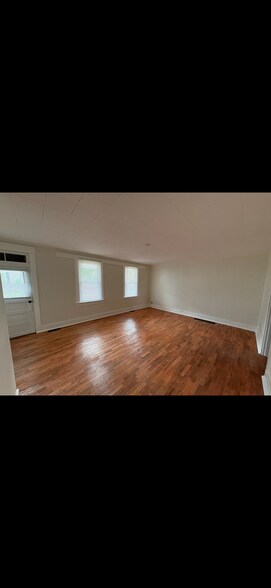 Building Photo - 210 Maple St