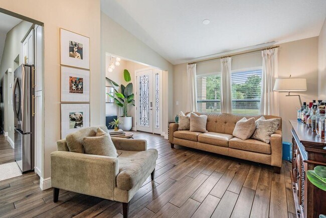 Building Photo - 106 1st Ave NE