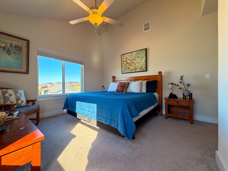 Guest room 1 - 11001 Charger Way