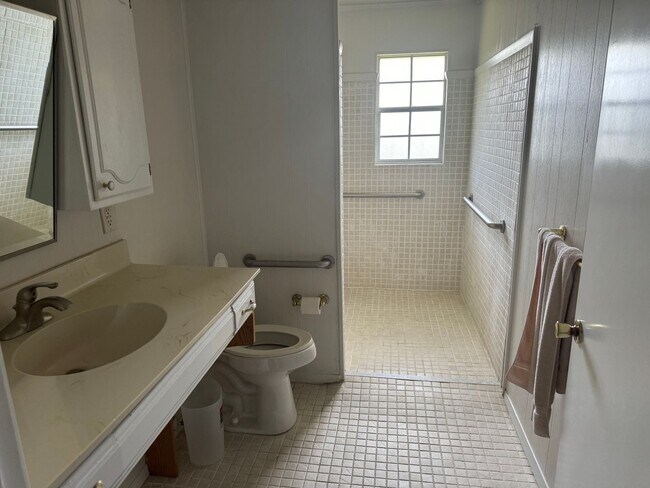 Building Photo - 3b/2Bth Home