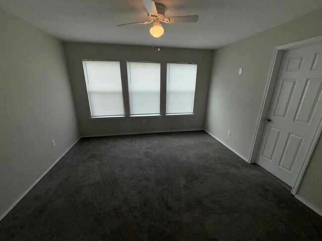 Building Photo - 6918 Crestway Dr