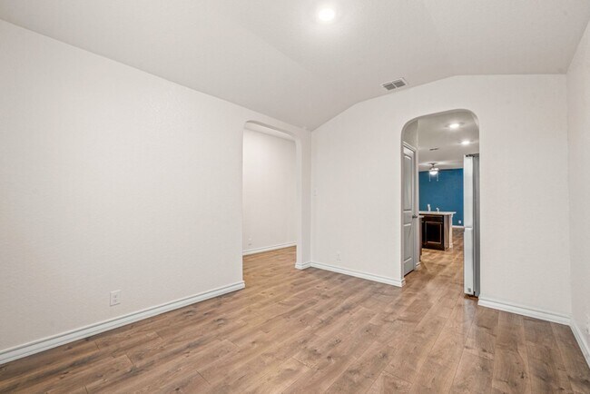 Building Photo - RED BIRD RANCH 3 BED 2 BATH  SINGLE STORY ...