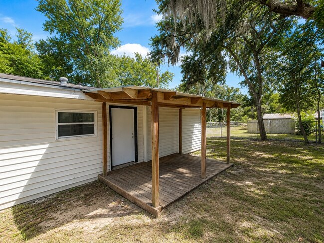 Building Photo - GORGEOUS 3BR/1BA Totally Remodeled Dade City Home!  NO APPLICATION FEE!