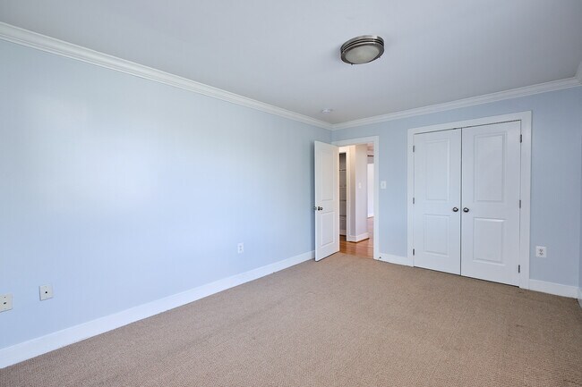 Building Photo - 2832 Hartford St SE