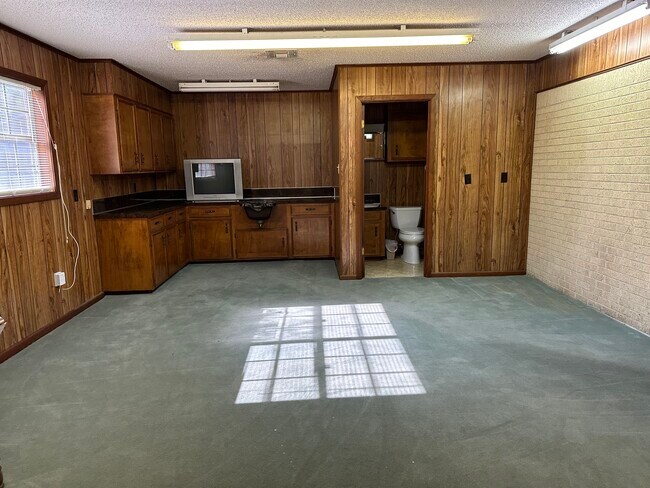 extra living area with cabinets - 510 Wilmuth St