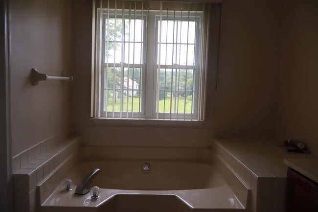 Building Photo - 14 Redwood Ln