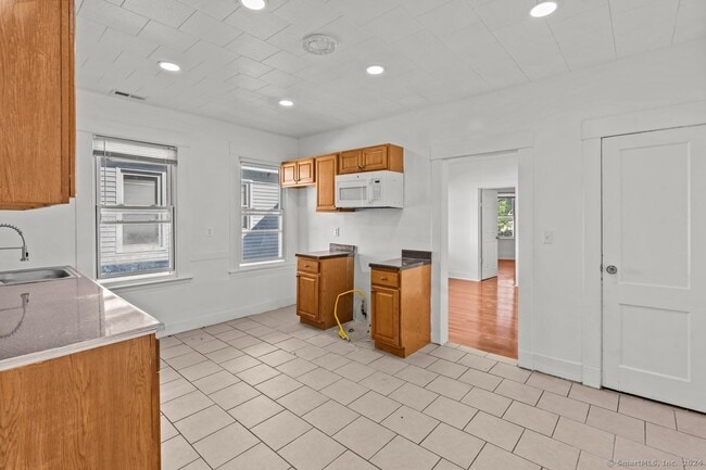 Building Photo - 56 Blake St