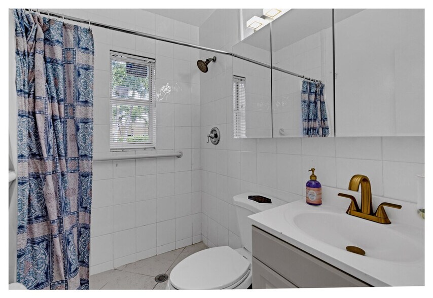 Building Photo - 425 NE 105th St