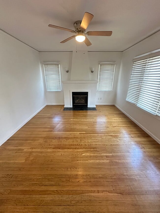 Building Photo - Quaint Craftsman House w/Garage, fenced yard, available now for 1 year lease to start!!!