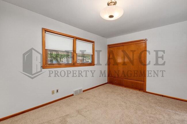 Building Photo - 814 Prairie Park Rd