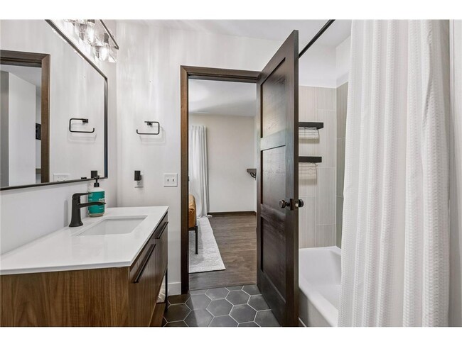 Building Photo - 2831 Kenwood Isles Dr