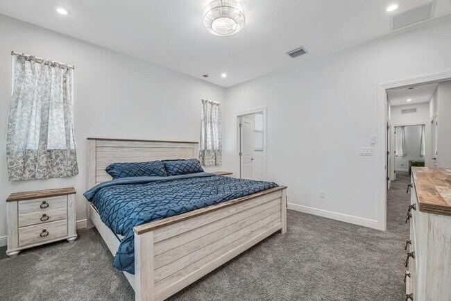 Building Photo - 930 SW Pr Ave