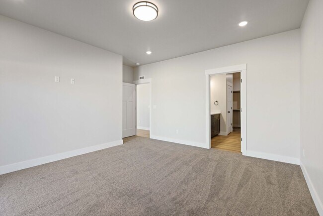 Building Photo - LEASE TAKE OVER PLEASE CALL TENANTS BRITTNEY 480-868-7733 OR Gunner Norton 480-450-0666 -FOR THIS...