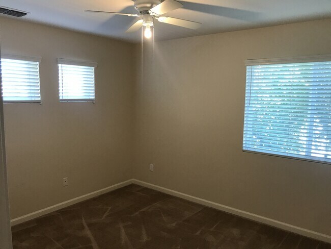 Building Photo - Beautiful 4 Bedroom, 2.5 Bath Master BR downstairs Tracy Home