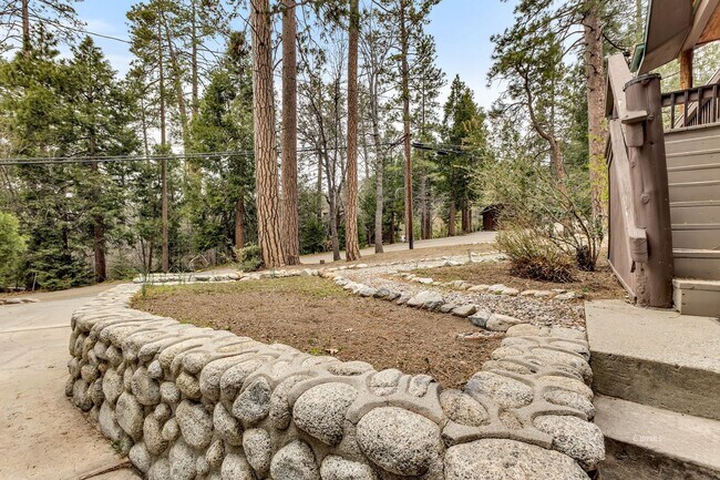 Building Photo - Mountain Lodge Home 1 Mile Away from the C...