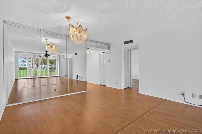 Building Photo - 2651 S Palm Aire Dr