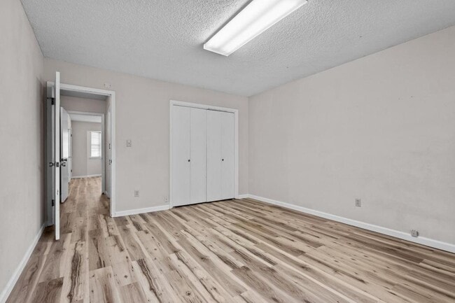 Building Photo - 1425 N Stoneridge Manor