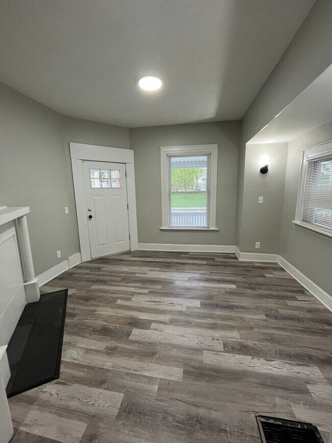 Building Photo - 2 Bedroom Home with Fenced in Backyard!