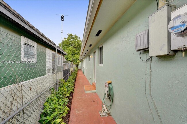 Building Photo - 2747 SW 17th St
