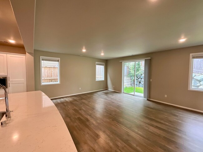 Building Photo - Beautiful and Modern 4-Bedroom Home with S...