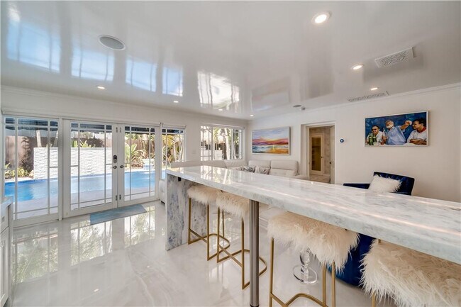 Building Photo - 417 NE 15th Ave