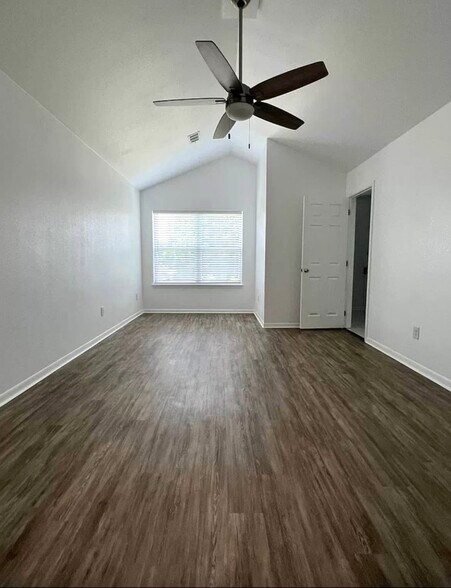 Building Photo - 1014 E Fannin St